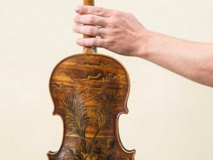 Housle s hadí kůží a pošetky. Krkonošské muzeum rozšířilo sbírku o vzácné hudební nástroje