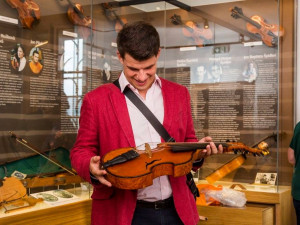 Housle s hadí kůží a pošetky. Krkonošské muzeum rozšířilo sbírku o vzácné hudební nástroje