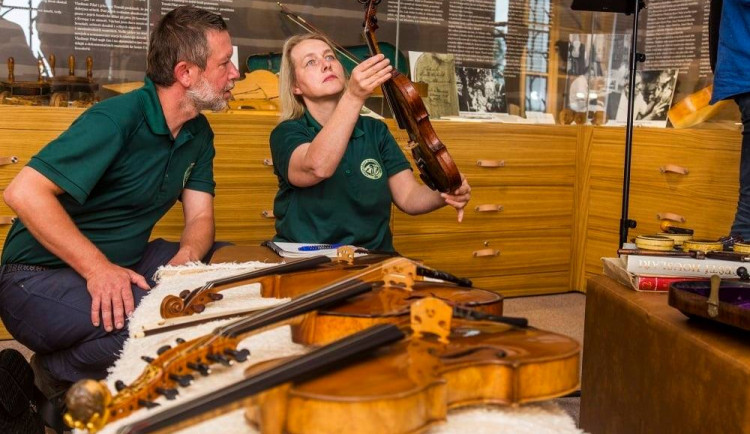 Housle s hadí kůží a pošetky. Krkonošské muzeum rozšířilo sbírku o vzácné hudební nástroje