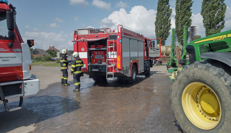 V Pileticích hořela budova se zvířaty, hasiči včas zabránili velkým škodám