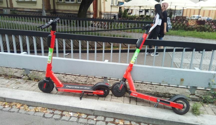 Koloběžky v řece i v silnici. Koloběžková válka v Hradci pokračuje