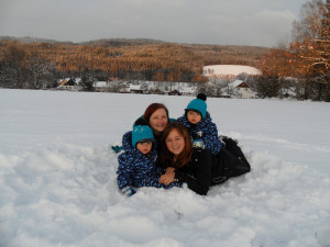 Dvě mámy, dvě děti. I duhová rodina může žít na vsi otevřeně a nemusí se schovávat, říká pár
