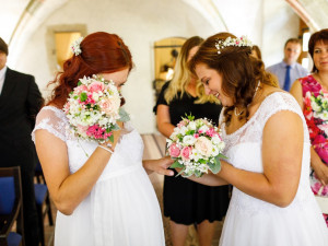 Dvě mámy, dvě děti. I duhová rodina může žít na vsi otevřeně a nemusí se schovávat, říká pár