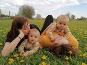 Dvě mámy, dvě děti. I duhová rodina může žít na vsi otevřeně a nemusí se schovávat, říká pár