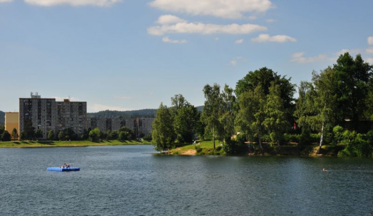 Zloděj vykradl stánek na přehradě, bral lízátka a mandle. V udírně našel zapomenutou klobásku