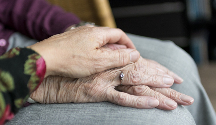 Jsem lékař, váš vnuk měl dopravní nehodu, nutně potřebuje 50 tisíc. Podvodník uspěl