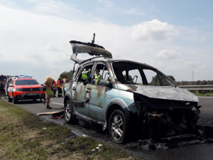 Na dálnici u Turnova shořelo auto. Popáleného člověka transportoval vrtulník do nemocnice