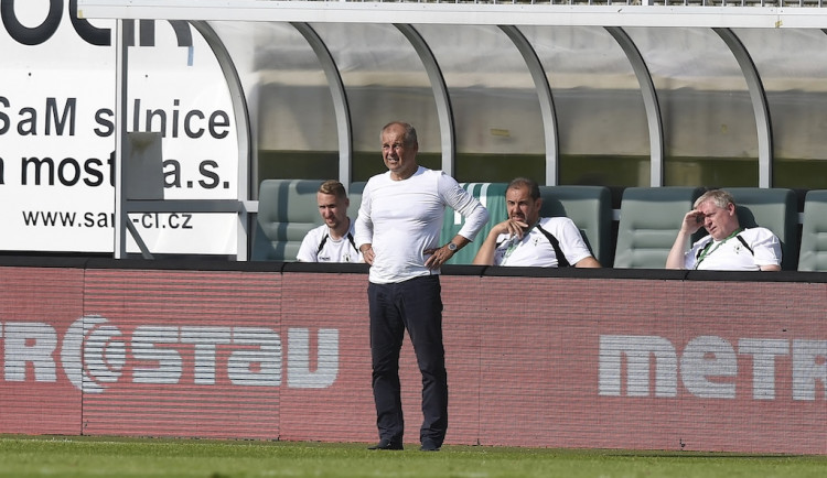 Radu uráží, že na tiskových konferencích nejsou novináři a on mluví do skříní