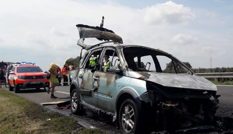 Na dálnici u Turnova shořelo auto. Popáleného člověka transportoval vrtulník do nemocnice