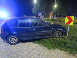 Pod vlivem nezvládla řízení. Řidička vjela na kruháč a narazila do značky