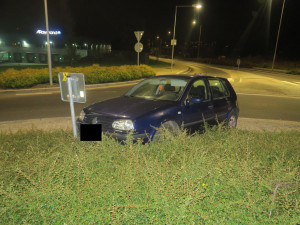 Pod vlivem nezvládla řízení. Řidička vjela na kruháč a narazila do značky