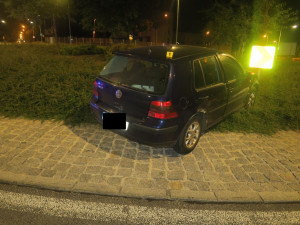 Pod vlivem nezvládla řízení. Řidička vjela na kruháč a narazila do značky