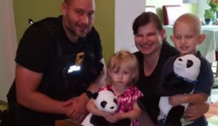 Drama v Jablonci. Holčička se v horečkách dusila, život jí zachránili strážníci