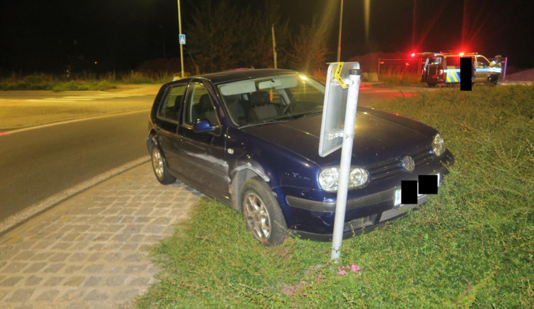 Pod vlivem nezvládla řízení. Řidička vjela na kruháč a narazila do značky