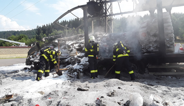 V Kunraticích u Novoplastu hořel kamion, zachytil se o trafostanici