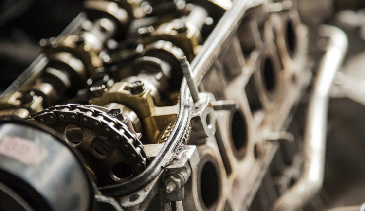 Ukradli motor z veteránského mustanga, chtěli ho dát do sběrny