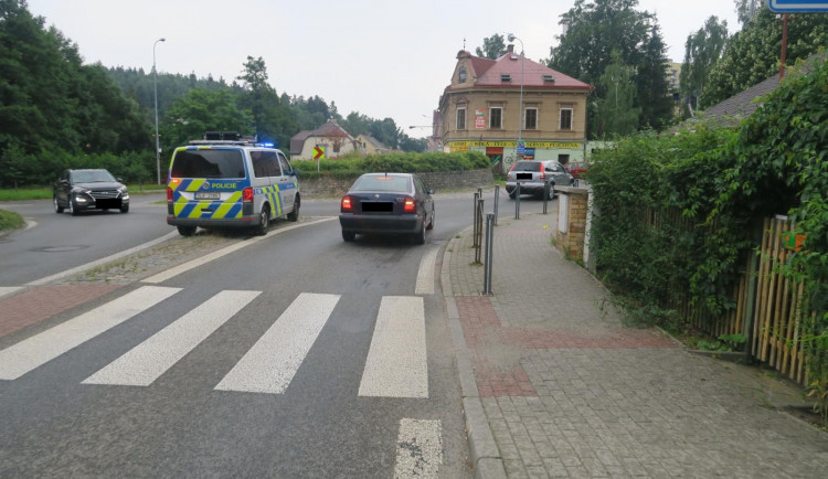 Žena na elektrokole bourala po najetí na chodník. Při pádu jí praskla helma