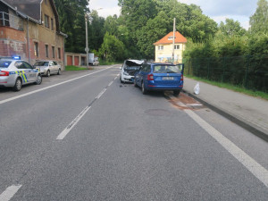 Řidič vjel do protisměru a srazil se s protijedoucím vozem. Údajně kvůli zdravotním problémům