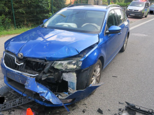 Řidič vjel do protisměru a srazil se s protijedoucím vozem. Údajně kvůli zdravotním problémům