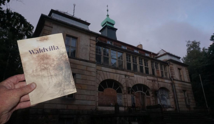 Tajemný román o tajemné Lesní vile. Miroslav Stuchlý pokřtí knihu Waldvilla v parku u univerzity