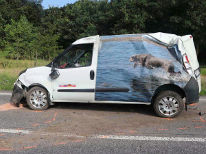 Kvůli motorkáři musela řidička strhnout řízení, auto sjelo do příkopu a převrátilo se přes střechu