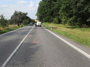 Kvůli motorkáři musela řidička strhnout řízení, auto sjelo do příkopu a převrátilo se přes střechu