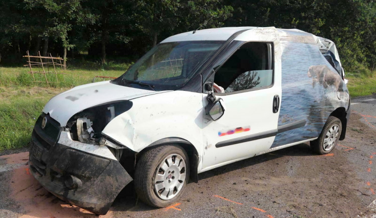 Kvůli motorkáři musela řidička strhnout řízení, auto sjelo do příkopu a převrátilo se přes střechu