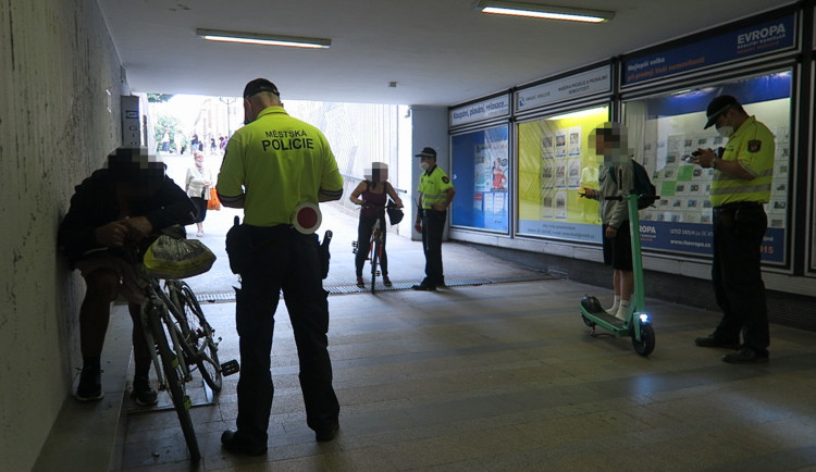 Městská policie zdůrazňuje, jak se správně chovat na elektrokoloběžce. Chodník je tabu