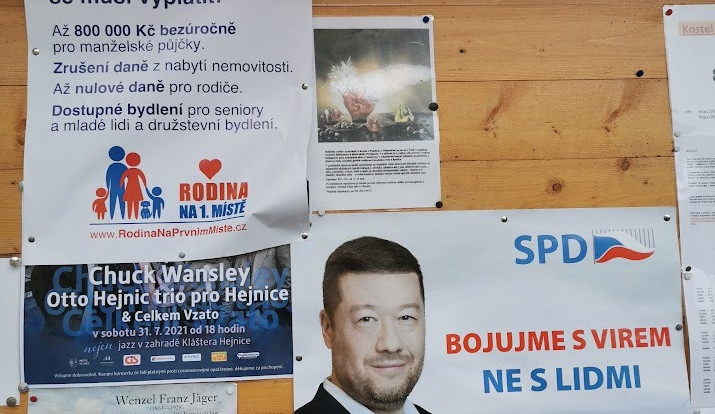 Na infotabuli hejnického kláštera se objevily plakáty SPD. Je to nehorázné, zlobí se ředitel