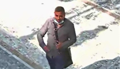 Někdo ukradl seniorce z kabelky přes osmdesát tisíc. Policie hledá důležitého svědka