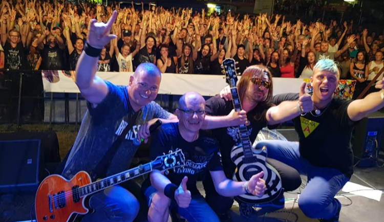 Na Těla, De Bill Heads nebo skotský rock do Zásady