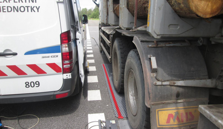 Kamion byl přetížený o osm tun. Policisté na kontroly využívají speciální auto
