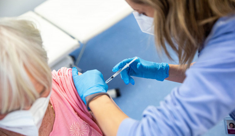 Po ukončené vakcinaci proti koronaviru se nakazilo necelé promile očkovaných