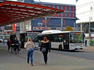 Chodec vstoupil do cesty autobusu. Při prudkém brždění se zranil cestující