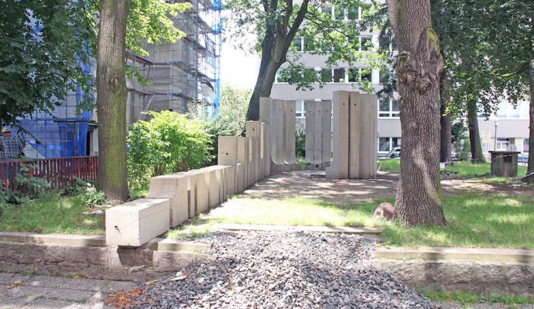 Pomník Adolfa Loose je zpět na svém místě. Univerzita na jeho obnovu vyhlásila sbírku