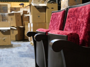 V divadle se bude sedět pohodlněji. Na nové sedačky přispěli i dárci