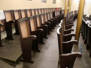V divadle se bude sedět pohodlněji. Na nové sedačky přispěli i dárci