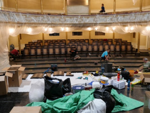 V divadle se bude sedět pohodlněji. Na nové sedačky přispěli i dárci