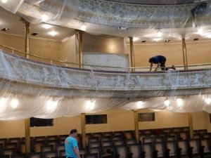 V divadle se bude sedět pohodlněji. Na nové sedačky přispěli i dárci