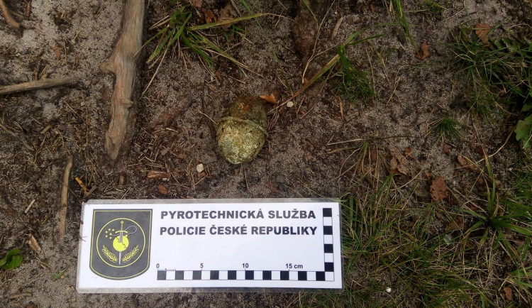 Vyklizená pláž, odkloněná loď. Žena při koupání v Mácháči našla nevybuchlý granát