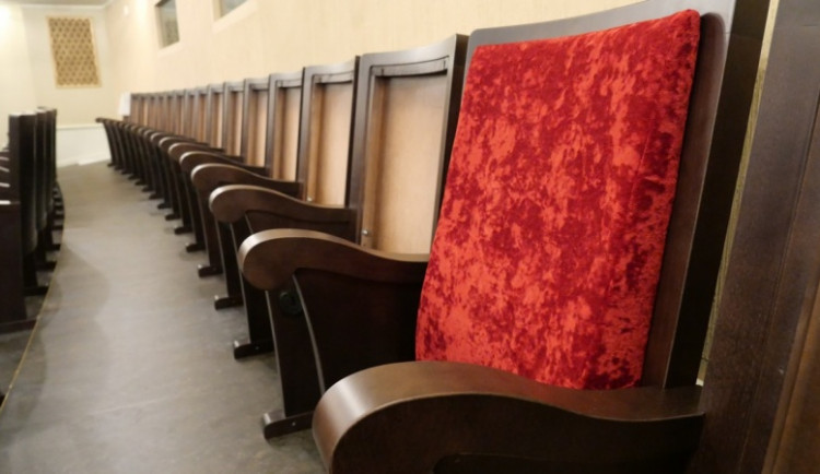 V divadle se bude sedět pohodlněji. Na nové sedačky přispěli i dárci