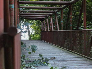 Lávku k vysokoškolským kolejím nechala univerzita strhnout. Nahradí ji nová