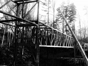 Lávku k vysokoškolským kolejím nechala univerzita strhnout. Nahradí ji nová