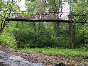 Lávku k vysokoškolským kolejím nechala univerzita strhnout. Nahradí ji nová