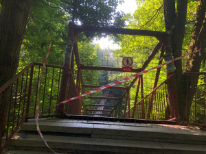 Lávku k vysokoškolským kolejím nechala univerzita strhnout. Nahradí ji nová