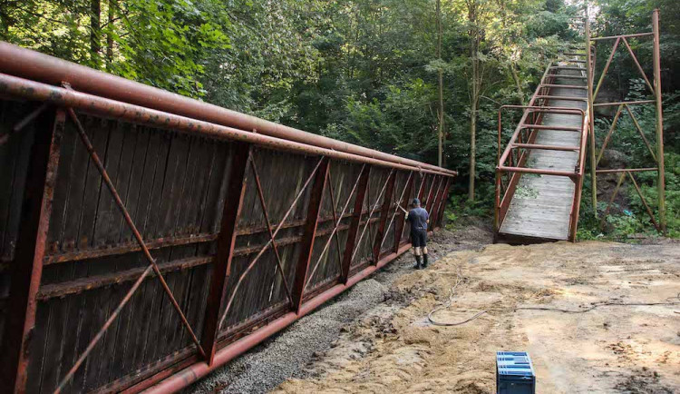 Lávku k vysokoškolským kolejím nechala univerzita strhnout. Nahradí ji nová