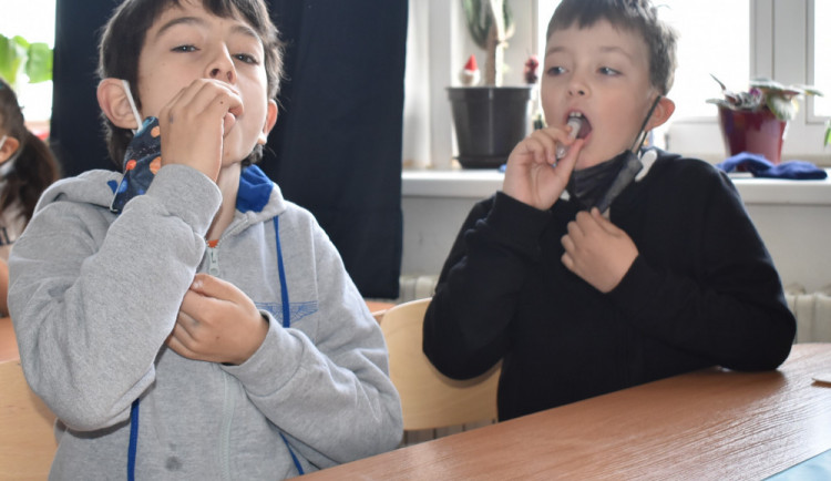 Žáky a učitele v Jablonci čeká v září znovu PCR testování ze slin