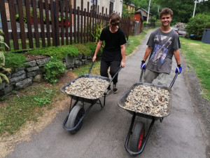 Na Grabštejn opět zavítali dobrovolníci. Pracují na zvelebování zahrad