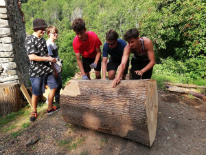 Na Grabštejn opět zavítali dobrovolníci. Pracují na zvelebování zahrad