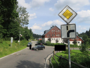 Nedal přednost řidičce jedoucí na Bedřichov. Při střetu se zranila nezletilá dívka